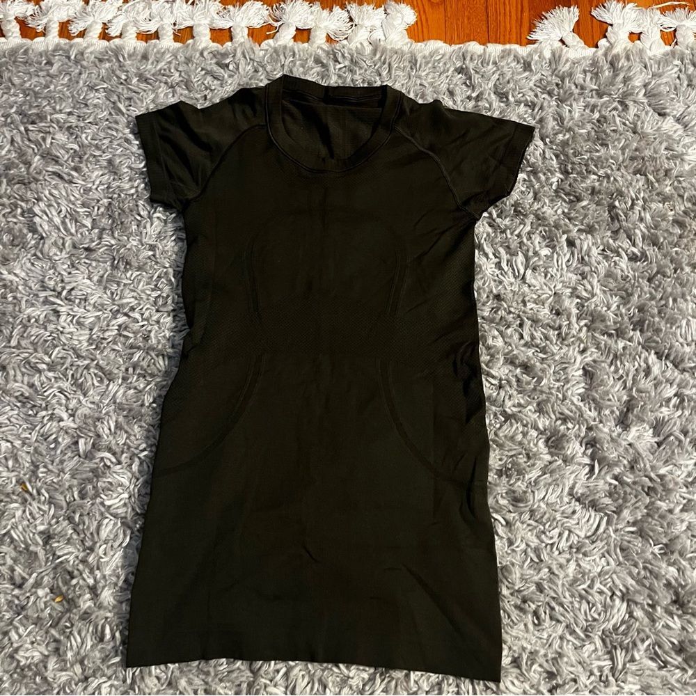 Lululemon dark olive swiftly short sleeve tee size 4